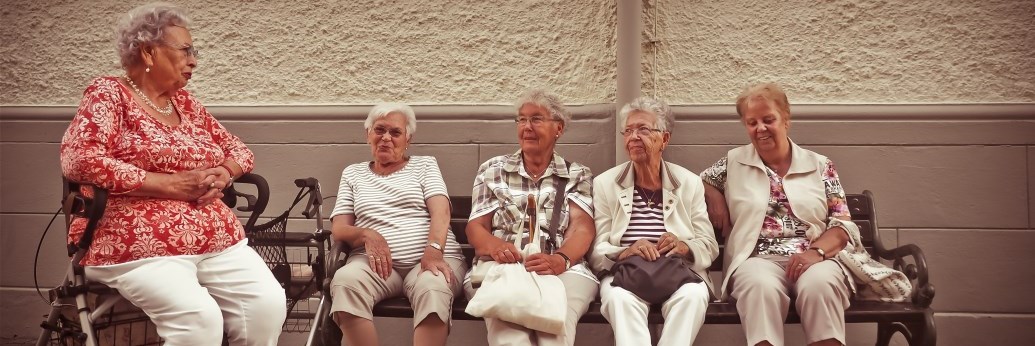 Femmes assises sur un banc